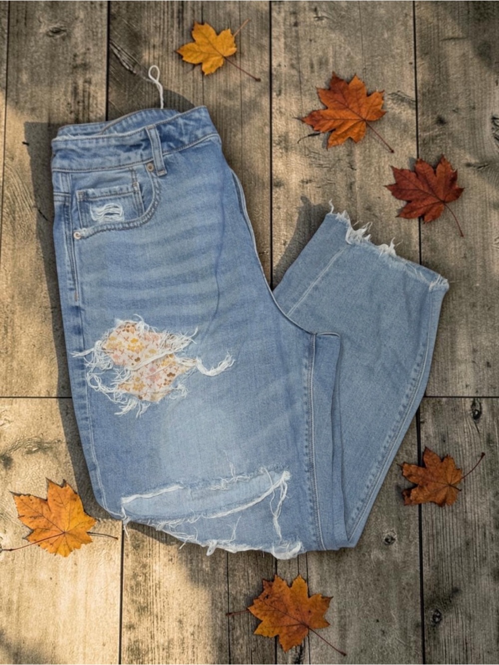 American Eagle Curvy Mom Jeans Sz 18 Light Wash Distressed Patchwork Ripped Fray